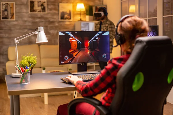 Professional video gamer female playing an online shooter game — Stock Photo, Image