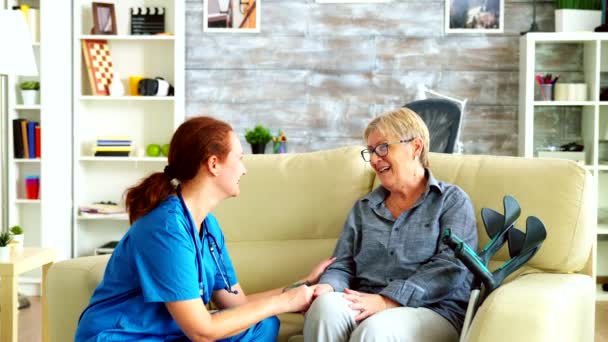 Pielęgniarka trzymająca starą kobietę za rękę w domu opieki — Wideo stockowe