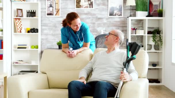 Homme retraité en maison de retraite parlant avec une infirmière — Video