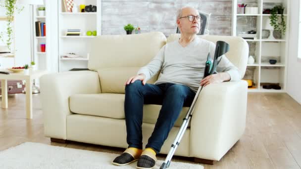 Revelación de tiro de enfermera masculina que revisa a anciano jubilado con Alzheimer — Vídeos de Stock