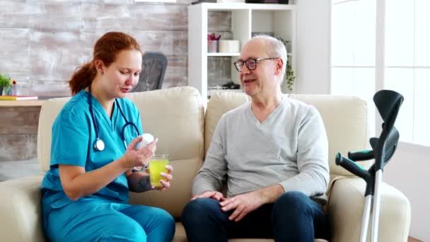 은퇴 한 가정 간호사가 노인에게 매일 알약을 주고 있다 — 비디오