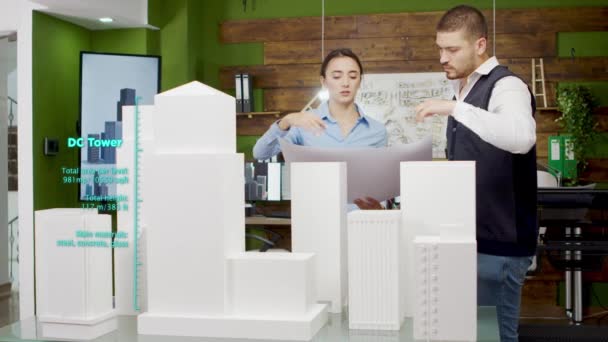 Equipe de arquitetos trabalhando em arranha-céus da cidade usando hologramas de realidade aumentada — Vídeo de Stock