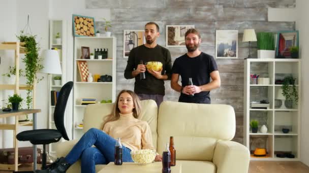 Jeune femme arrivant avec une pizza pour regarder un match de football — Video