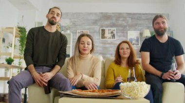 Arkadaş grubu sosyalleşirken lezzetli bir pizzanın tadını çıkarıyor.