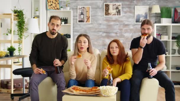 Flicka rädd medan du tittar på en skräckfilm med sina vänner — Stockvideo