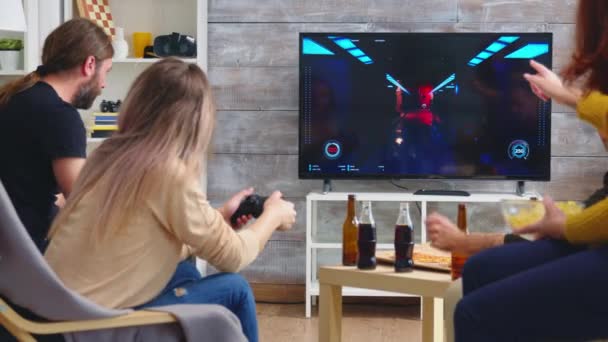 Achteraanzicht van het spel over voor jonge vrouw spelen van video games — Stockvideo