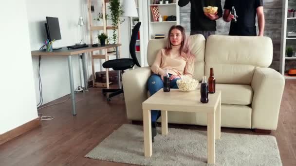 Ragazza scherzo suoi amici con pizza — Video Stock