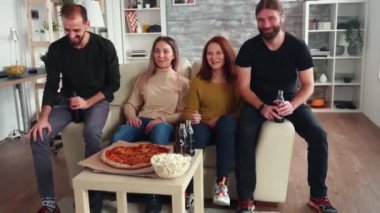 Bir grup arkadaş bir dilim pizza almak için eğildiler.