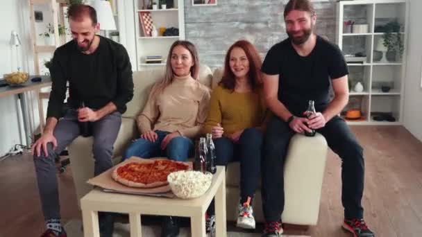 Grupo de amigos inclinados para tomar uma fatia de pizza — Vídeo de Stock