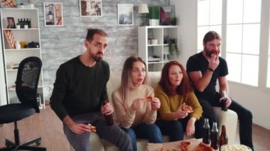 Yakın arkadaşlar korku filmi izlerken korkarlar.