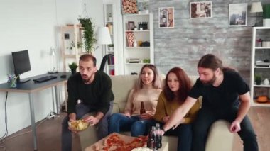 Kafkasyalı arkadaşlar birlikte eğleniyorlar.