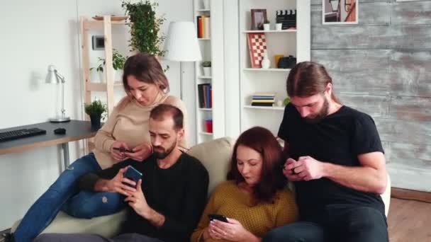 Baard man zittend op de bank in de woonkamer — Stockvideo