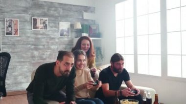 Sarışın kız arkadaşı, erkek arkadaşı ve arkadaşına karşı kazanıyor.