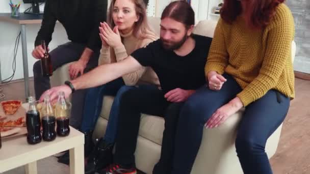 Group of four friends watching a movie in living room — Stock Video