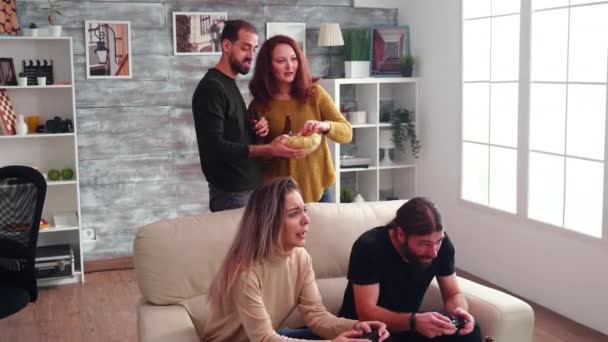 Gelukkige man met een baard en lang haar voor zijn overwinning — Stockvideo