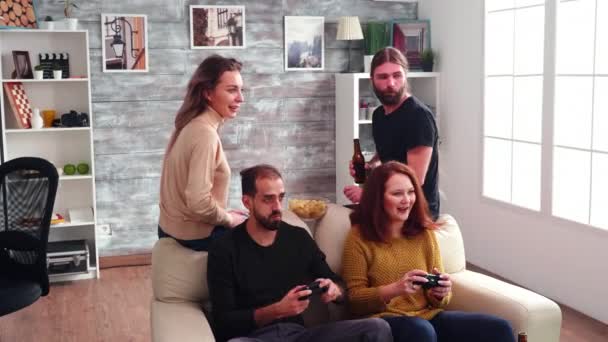 Επαγγελματική γυναίκα gamer νίκη κατά του φίλου της — Αρχείο Βίντεο