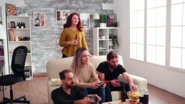 Mutlu erkek ve kadın arkadaş grubu