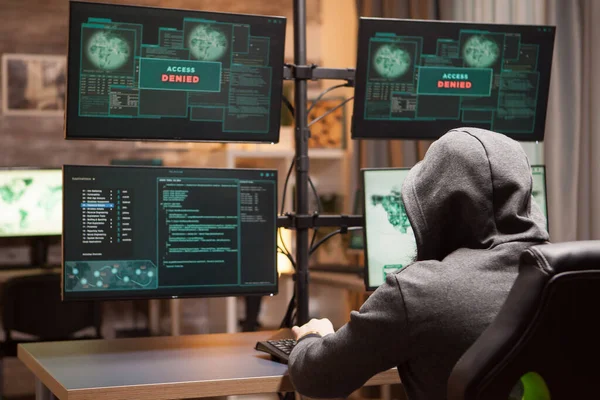 Rückseite des männlichen Hackers mit Kapuzenpulli — Stockfoto