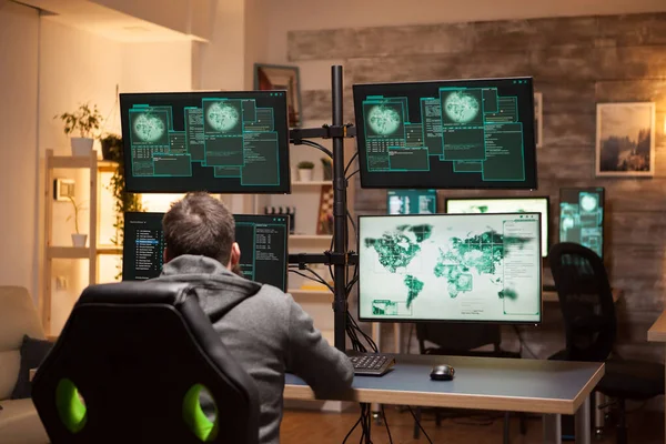 Gefährlicher Hacker hilft Regierung, Server stärker zu machen — Stockfoto