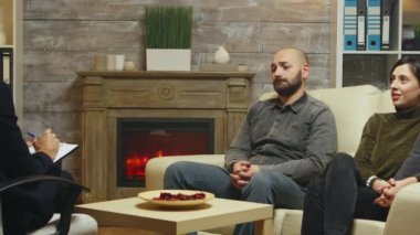 Genç çift ilişkilerini kurtarmaya çalışıyor.