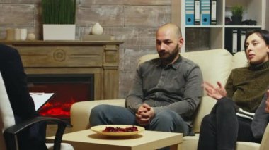 Kocasıyla ilişkisi hakkında konuşan genç bir kadın.