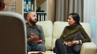 Genç bir adam terapistin önünde karısına...