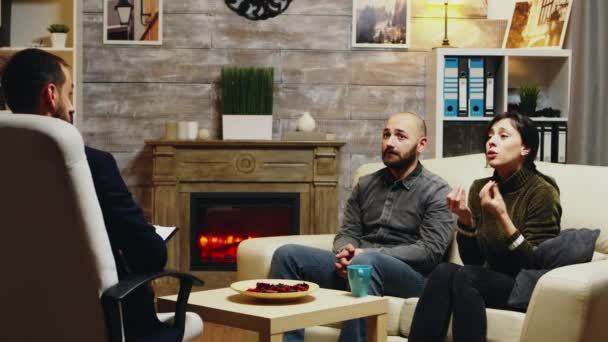 Sad boyfriend sitting on couch at couple therapy — Stock Video