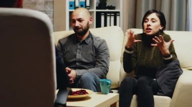 Genç eş psikanalistlere ilişkilerinde yaşadığı zorlukları anlatıyor.