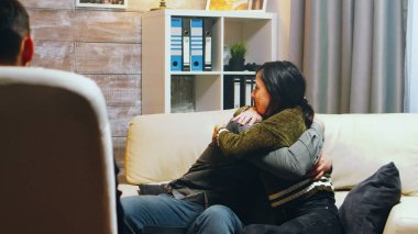 Karı koca terapi kucaklaşması.