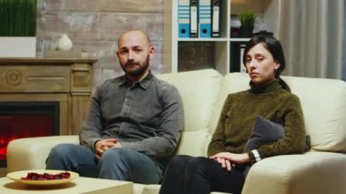 Karı koca psikanalist kabinesinde.