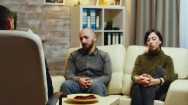 İlişkisi olan mutsuz genç bir kadın.