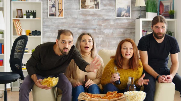 Gruppo di amici intimi che si spaventano mentre guardano un film — Foto Stock