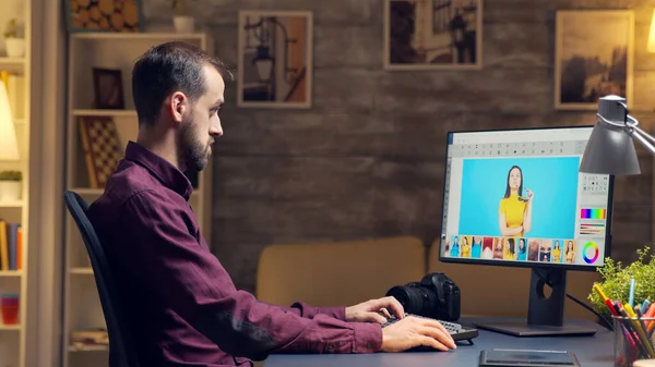 Retoque profissional trabalhando em um grande projeto — Fotografia de Stock