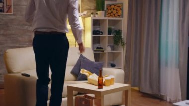 Eve pizza getiren kravatlı bir iş adamı.