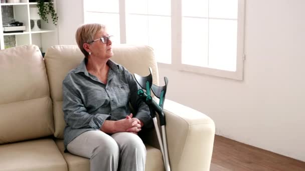 Kvinnlig sjuksköterska i ålderdomshem pratar med gammal kvinna med alzheimer — Stockvideo