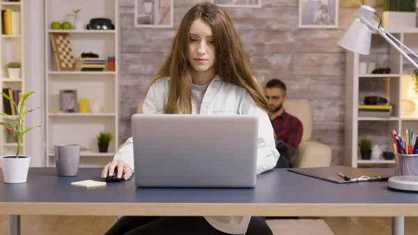Menina abrindo laptop uma começar a trabalhar depois de beber uma xícara de café — Fotografia de Stock