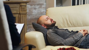 Genç koca karısıyla olan sorunları hakkında konuşuyor.