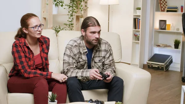 Man yelling at his girlfriend after losing while playing video games — Stock Photo, Image