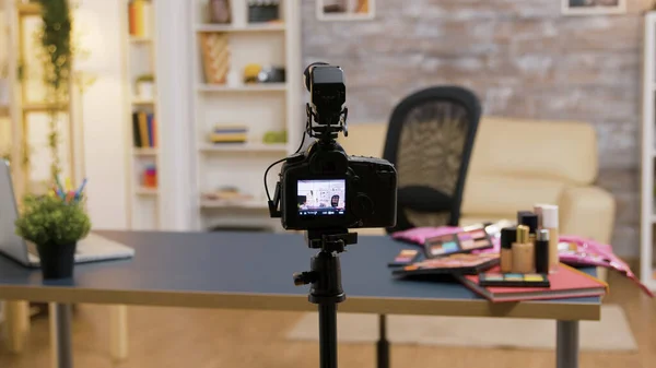 Zoom en la toma de la sala de influencia vacía con cosméticos en la mesa y equipo de grabación profesional — Foto de Stock