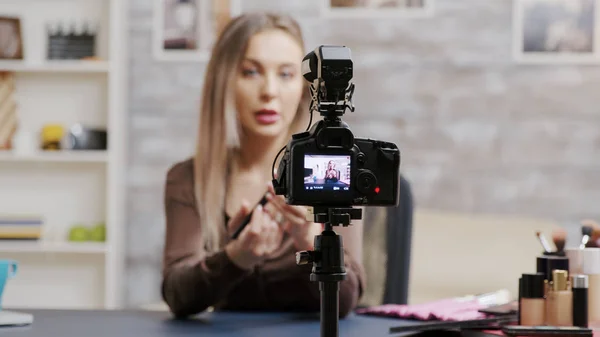 Maquillaje vlogger grabación de cosméticos tutorial para suscriptores — Foto de Stock