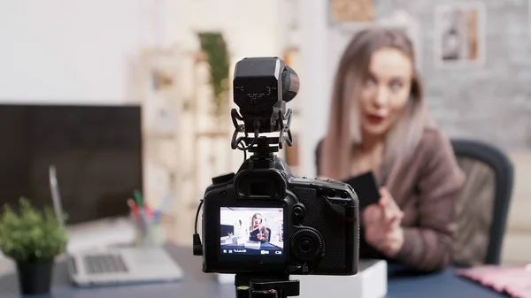 Kvinnlig makeup artist inspelning unboxing av en ny telefon — Stockfoto