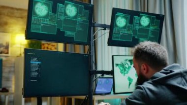 Erkek hacker 'ın güvenlik duvarını hacklemeye çalışırken görüntüsünü yakınlaştır.