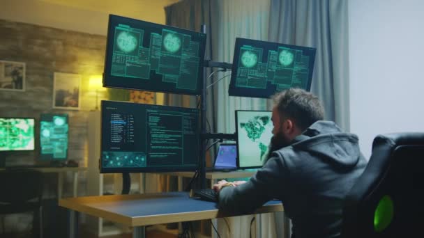 Hacker perigoso com as mãos levantadas após quebrar firewall do governo — Vídeo de Stock