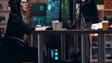 Gözlüklü ve kapüşonlu bir kız.