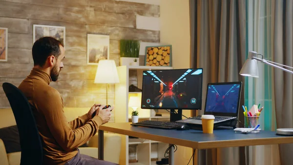 Engenheiro barbudo jogando videogames com joystick — Fotografia de Stock