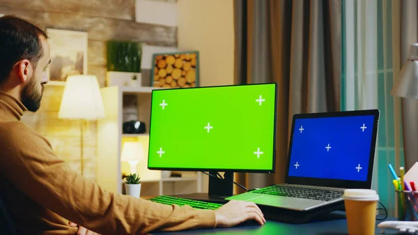 Zoom in shot of engineer at this desk working on computer — Zdjęcie stockowe