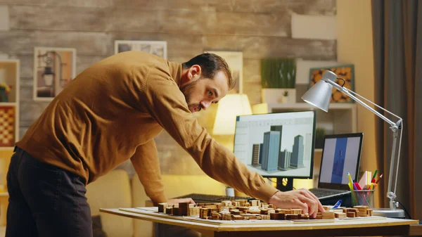 Architetto maschio digitando sul computer mentre si lavora — Foto Stock