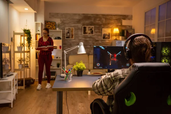 Achteraanzicht van professionele video gamer spelen op krachtige Pc 's avonds laat in de woonkamer — Stockfoto