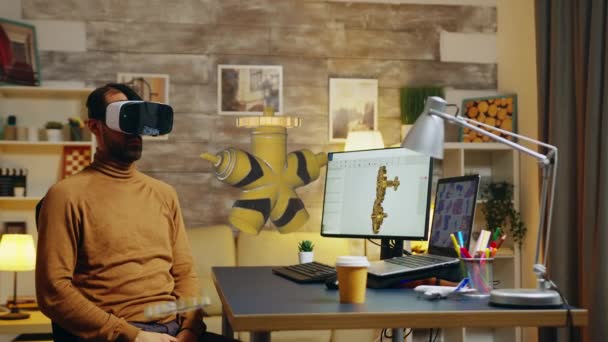 Ingeniero en oficina en casa trabajando en el espacio virtual diseñando un nuevo modelo — Vídeos de Stock