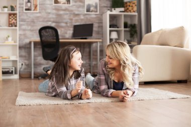 Neşeli genç anne ve genç kızı